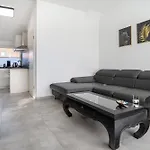 Neubau Mit Balkon Apartman