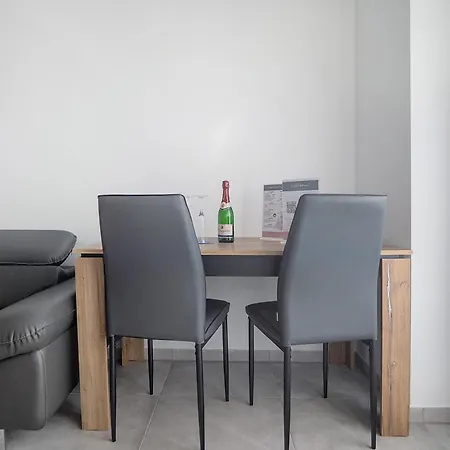 Neubau Mit Balkon * غروناو