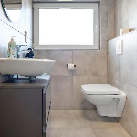 Neubau Mit Balkon * غروناو